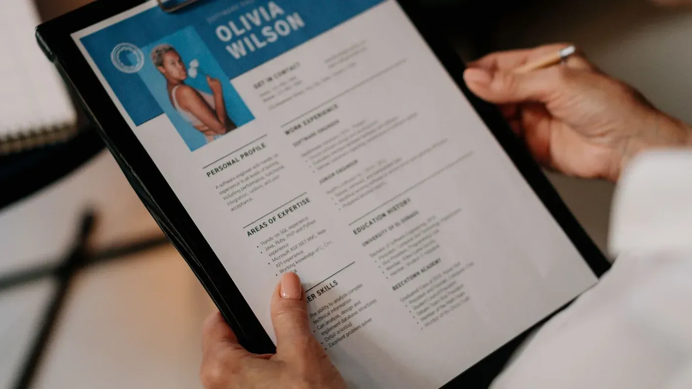 Рекрутър преглежда CV на планшет