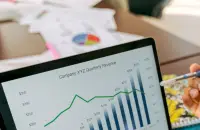 Лаптоп с графика на растящ трафик до разпечатани отчети