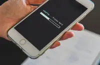 Телефон с надпис Loading… Please wait — бавно зареждащ се сайт