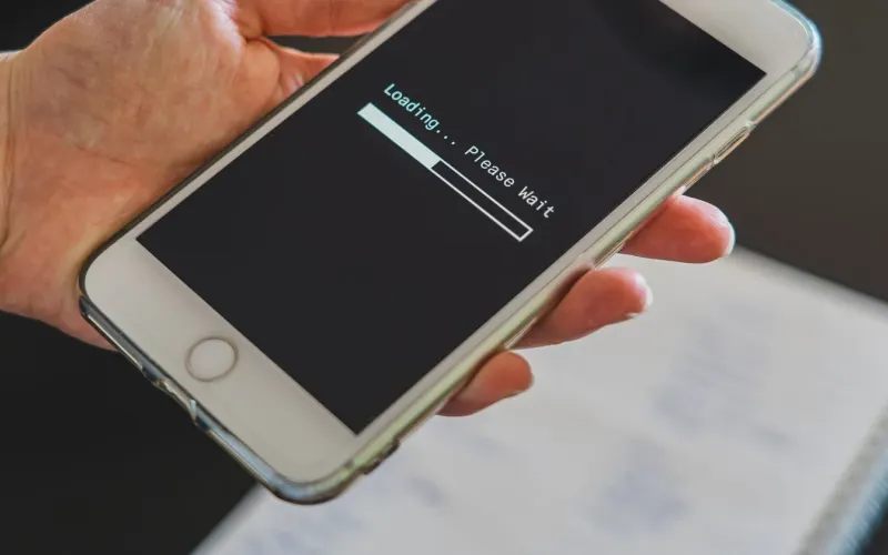 Телефон с надпис Loading… Please wait — бавно зареждащ се сайт