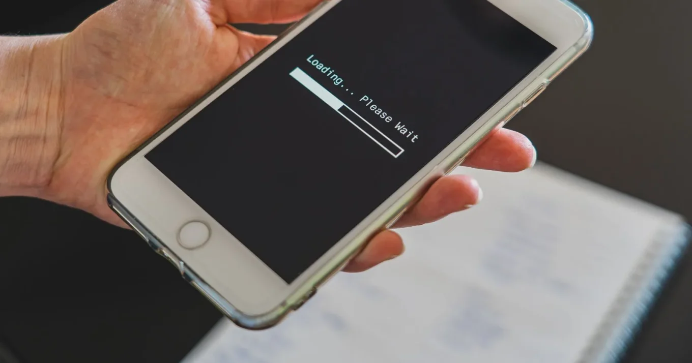 Телефон с надпис Loading… Please wait — бавно зареждащ се сайт