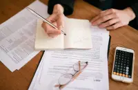 Попълване на данъчни документи с калкулатор на бюрото